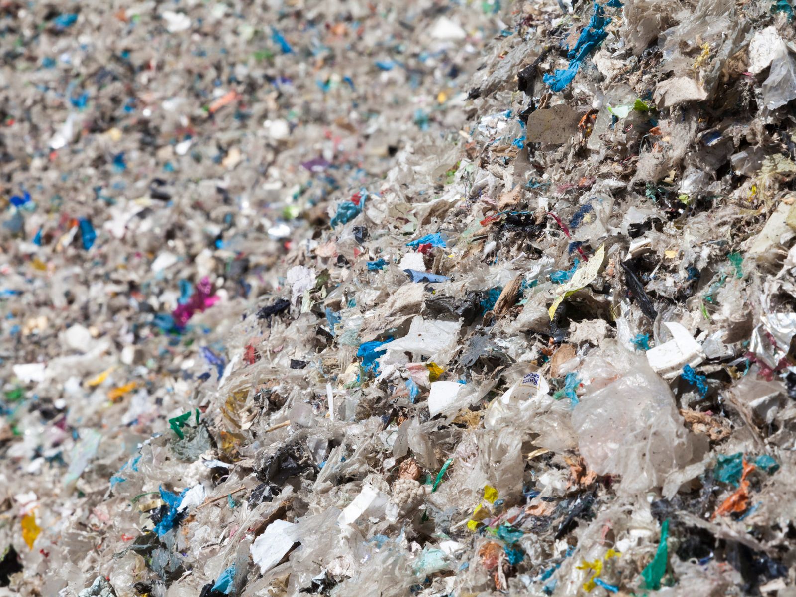 Fluff auf Haufen bunter Haufen aus zerkleinerten, leichten Abfallmaterialien