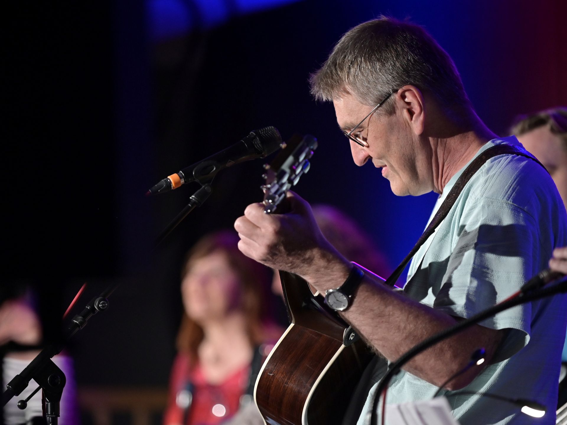 Band Treff am Ofen Musikergruppe bei Treff am Ofen, im Vordergrund Mann mit Gitarre am Mikrophon