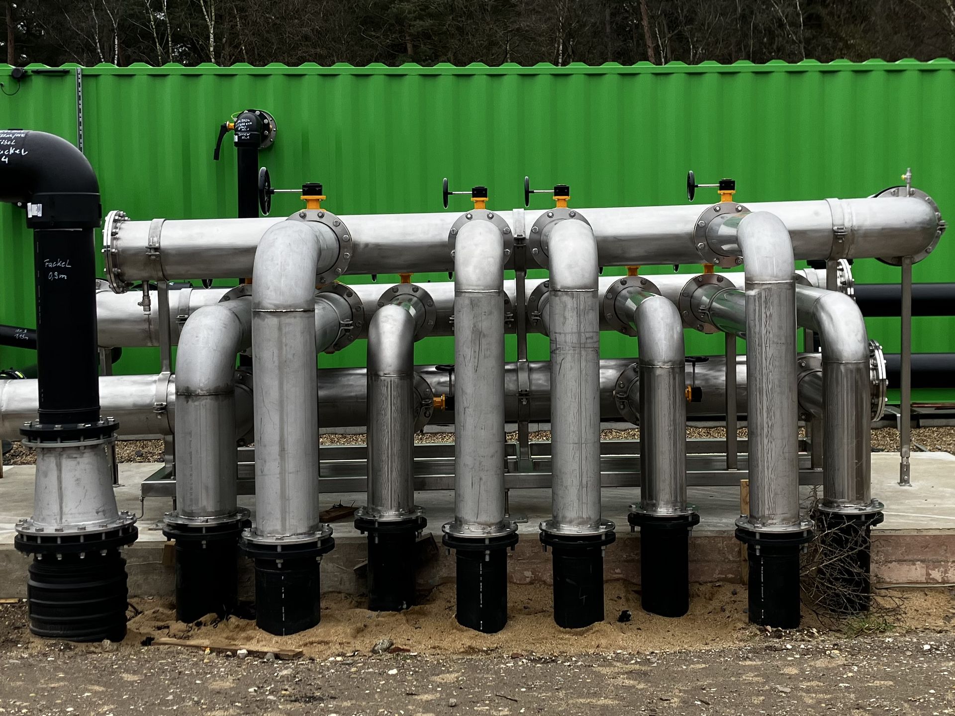 Gasverteilerbalken mit mehreren Anschlüssen und Ventilen, der Gas oder Luft aus einer zentralen Zuleitung auf verschiedene Leitungen verteilt.