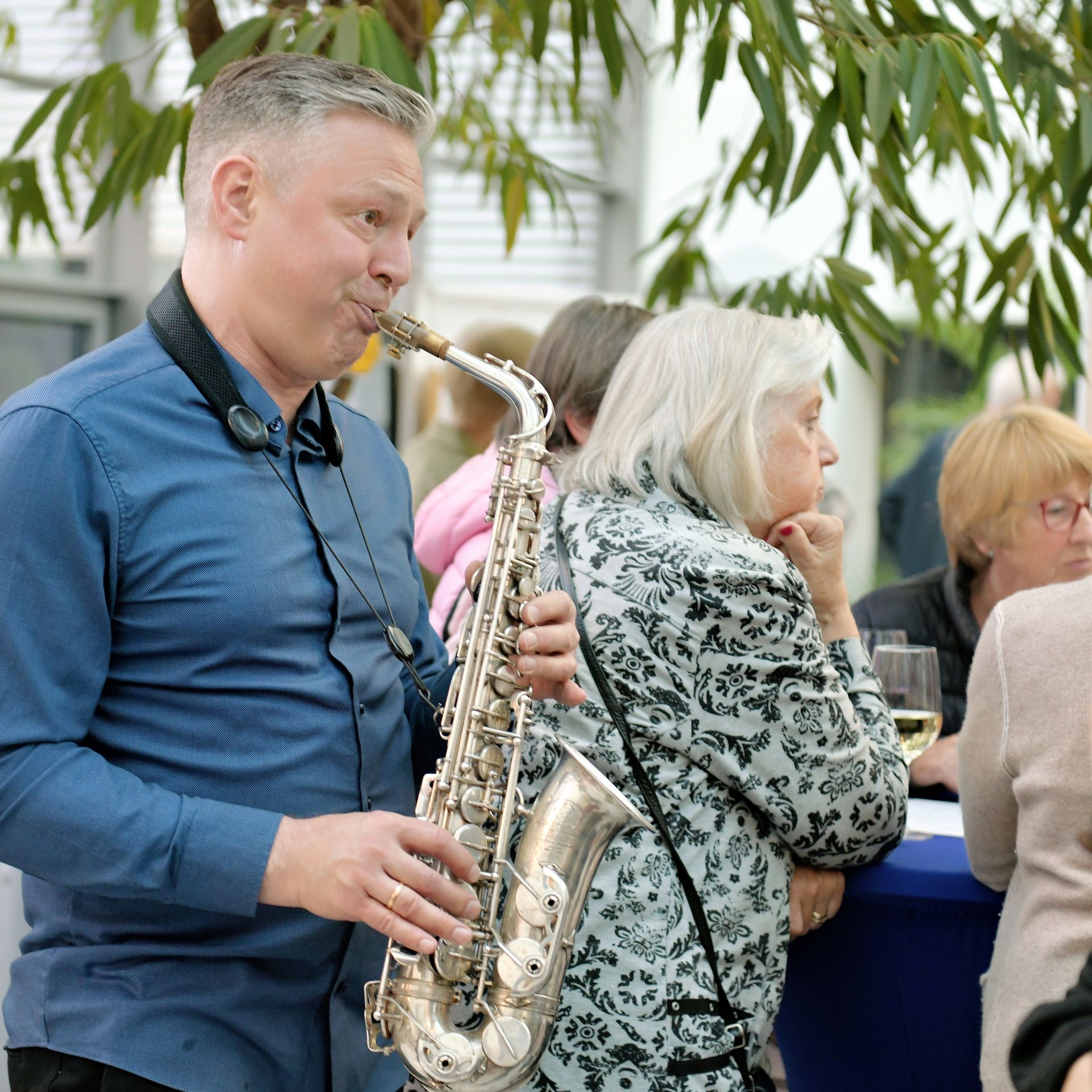 Saxophonist spielt bei einer Vernissage 