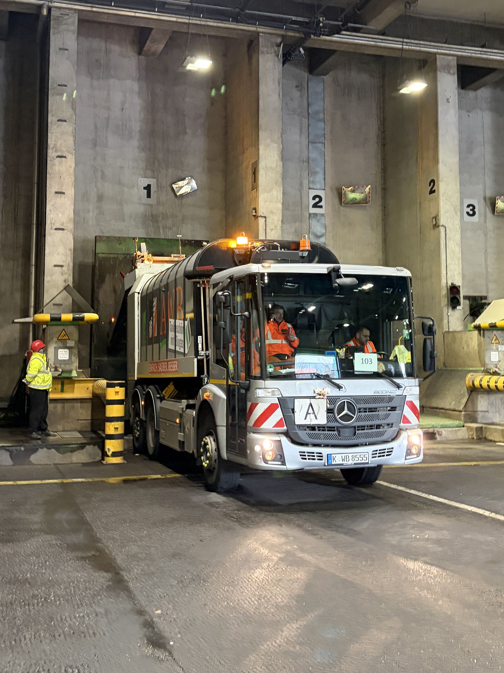 Müllfahrzeug der AWB Köln entlädt in der Anlieferhalle Hausmüll 
