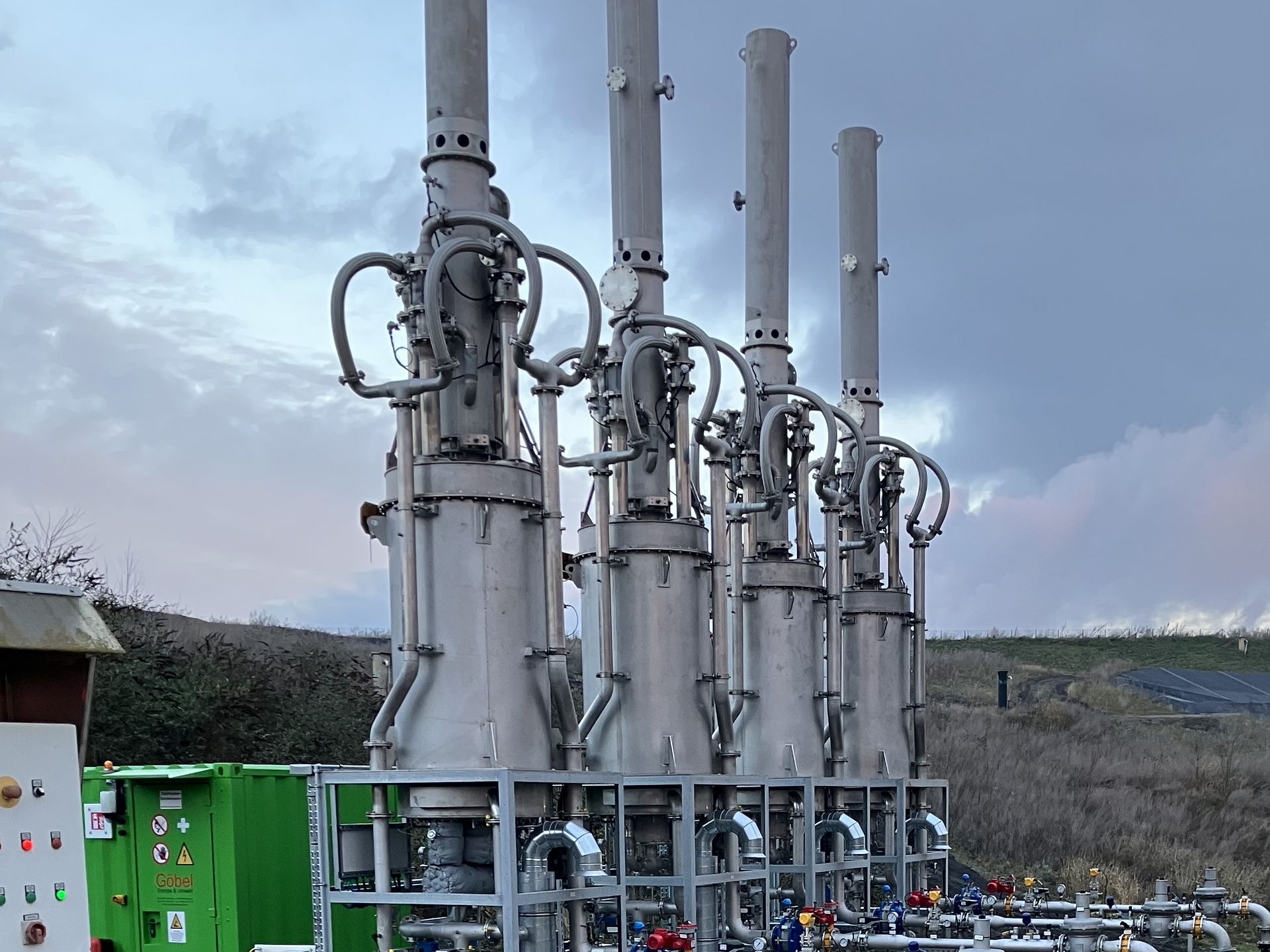 BHKW Deponie Motor, Generator und Rohrleitungen in einem Technikraum