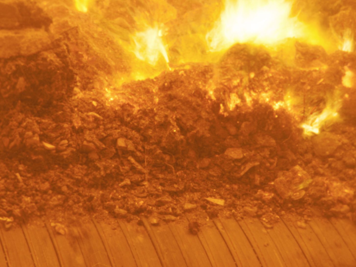 Feuer im Kessel Blick in den Kessel, gelb-oranges Feuer