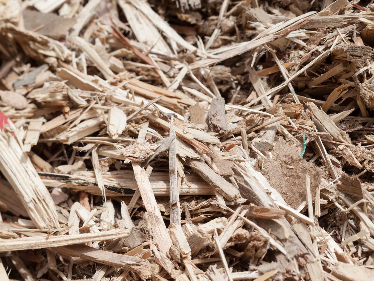 Sekundärrohstoff Holz Kleine Holzteile auf einem Haufen