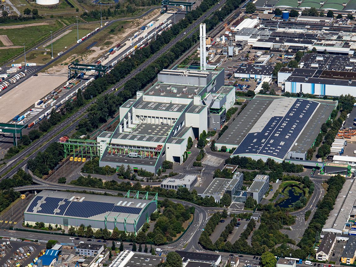 Luftbild des AVG-Standortes in Niehl mit Restmüllverbrennungsanlage, Bahnanlieferung, Kompostierungsanlage, Verwaltungsgebäude Luftbild des AVG-Standortes in Niehl mit Restmüllverbrennungsanlage, Bahnanlieferung, Kompostierungsanlage, Verwaltungsgebäude