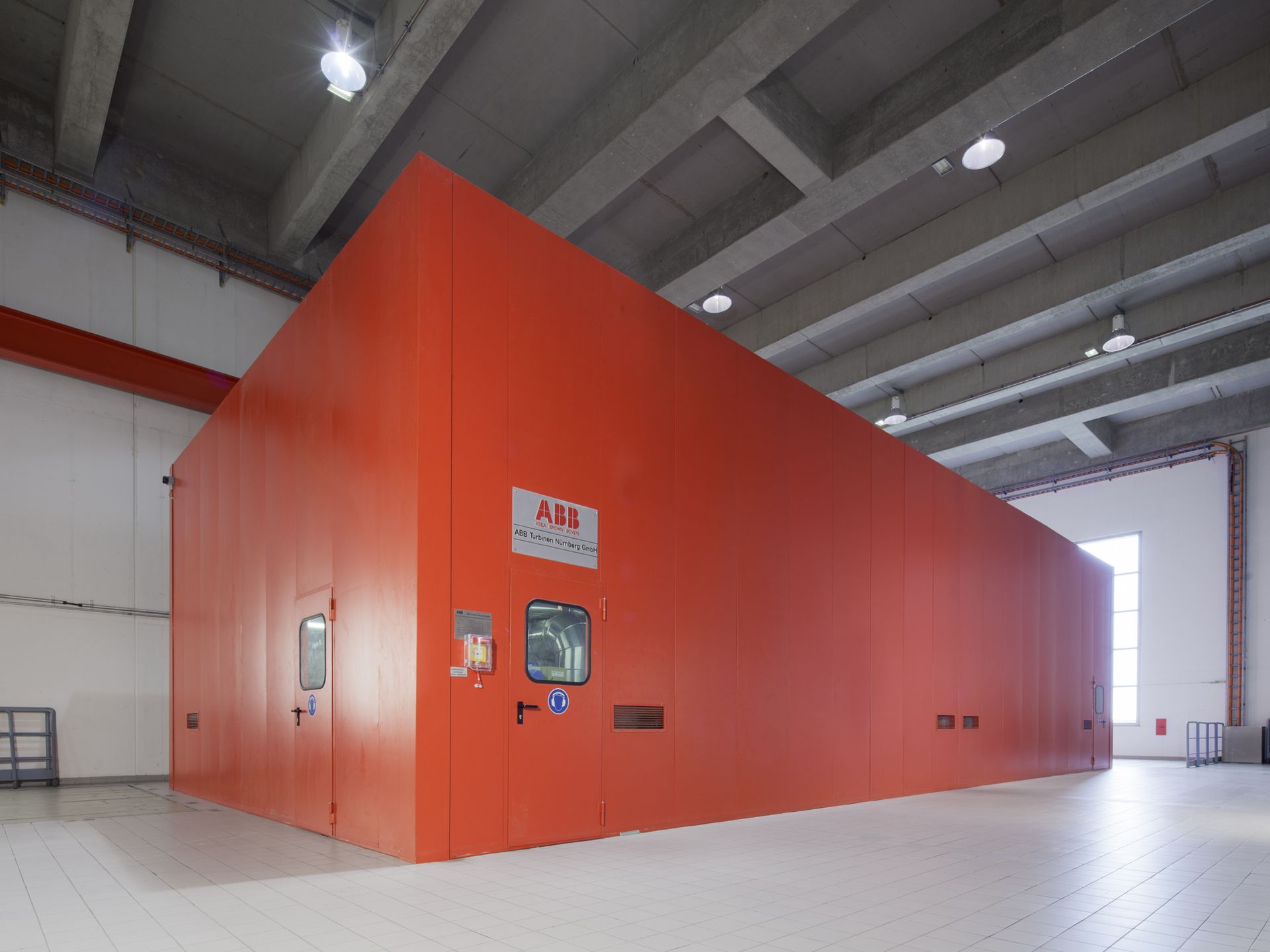 Turbine und Generator Rotes, großes Gehäuse, in dem sich Generator und Turbine befinden