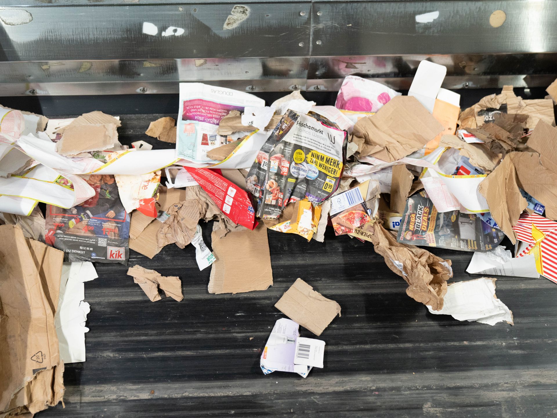 Papiersortierung Papier und Pappe am Rand einer Sortiermaschine