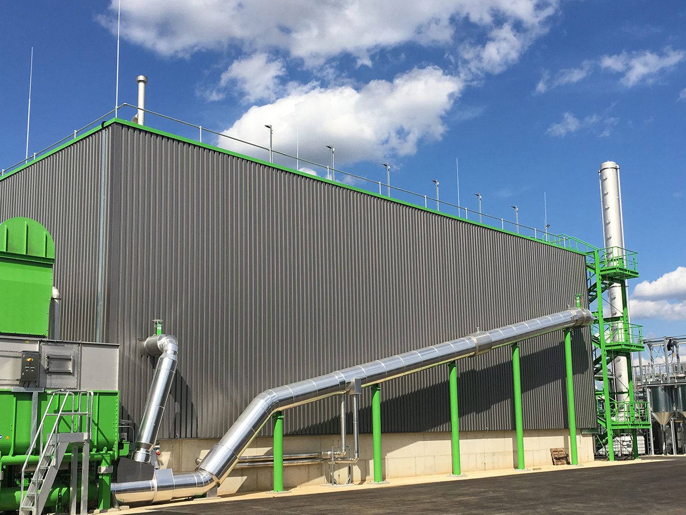 Vergärungsanlage von außen Gebäude mit komplexer Technik, dient als Vergärungsanlage
