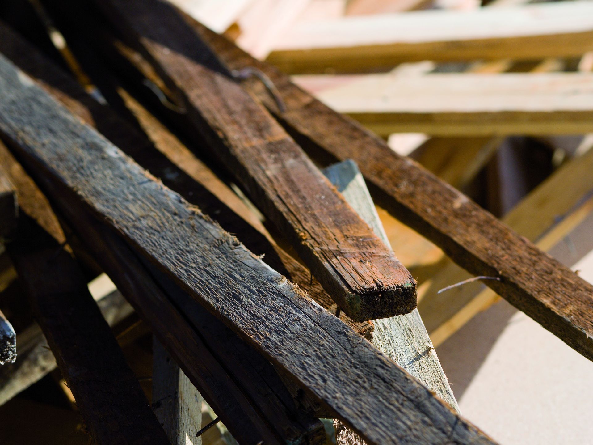  Unsortierter Haufen aus behandeltem Holz