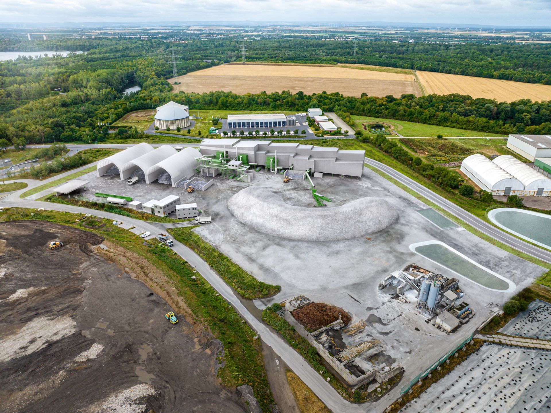 3D-Modell der Rostascheaufbereitungsanlage 3D-Modell der Rostascheaufbereitungsanlage in Landschaft, komplexe Technik