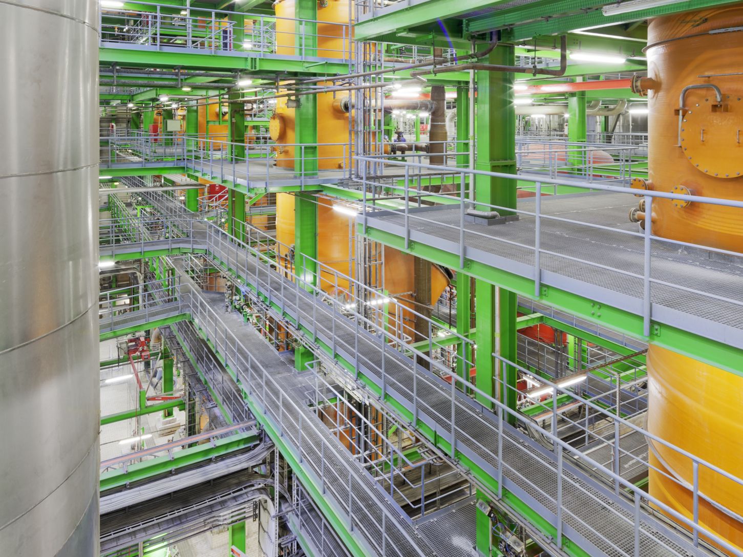 Fünfstufige Abgasreinigung Komplexe fünfstufige Abgasreinigungsanlage mit zahlreichen technischen Komponenten.
