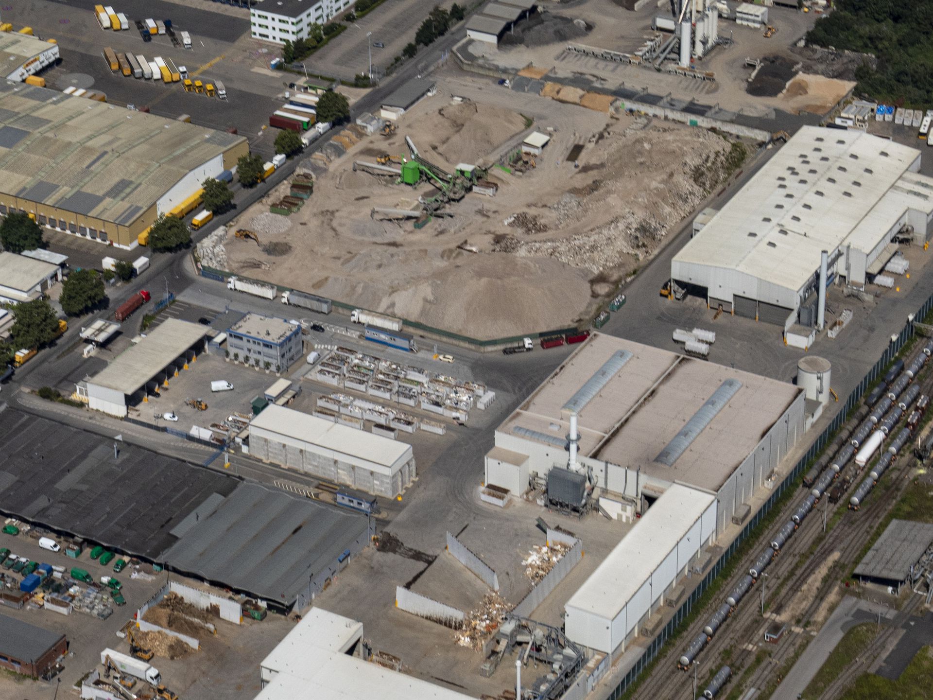 Luftbild zeigt die Sortier- und Verwertungsanlagen sowie Hallen der AVG Ressourcen in Köln-Niehl. 