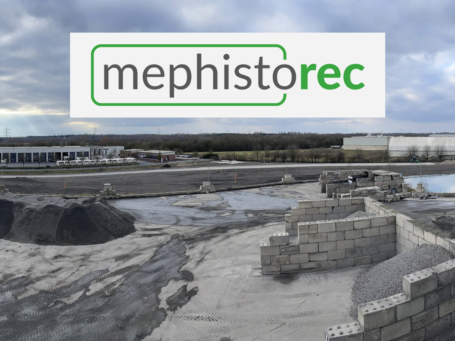 Baustellenfoto Rostascheaufbereitungsanlage Baustellenfoto mit darüber gelegten Logo des Projektes "mephistorec"